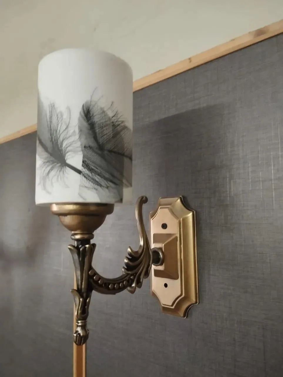 Modern Wall Lamp with Feather Design